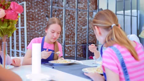 Jugendliche-Essen-am-Tisch-sitzen