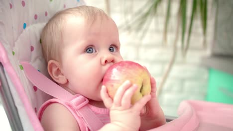 Adorable-bebé-comer-manzana.-Nutrición-saludable-para-los-niños.-Apple-roedura-lindo-bebé