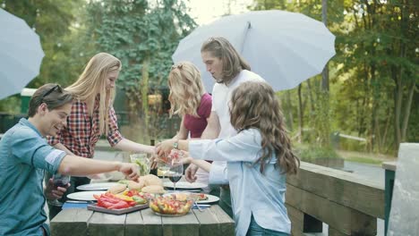 Personas-que-comen-alimentos-saludables-en-fiesta-al-aire-libre.