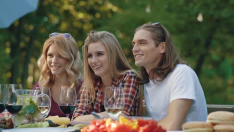 Freunde-von-Picknick-Party.-Glücklich-lächelnde-Menschen-genießen-Picknick