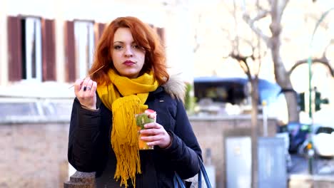 junge-hübsche-Frau-auf-der-Straße-Essen-Obstsalat