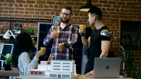 Colleagues-in-office-eating-together