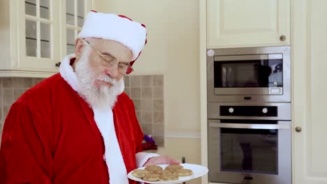 Santa-Claus-genießen-Sie-frische-Kekse-essen-und-trinken-Milch