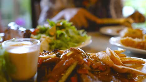 Filete-corte-con-cuchilla-en-la-placa-de-mujer-asiática-en-restaurante-de-lujo.-Concepto-de-dieta-y-comer-sano.