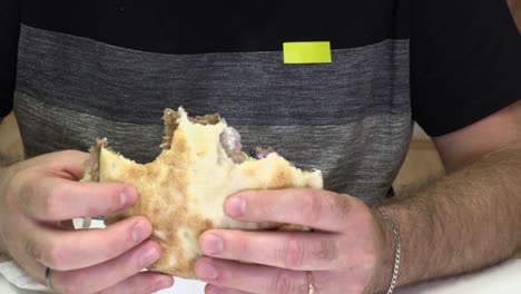 Der-Mann-isst-Döner-mit-seinen-Händen