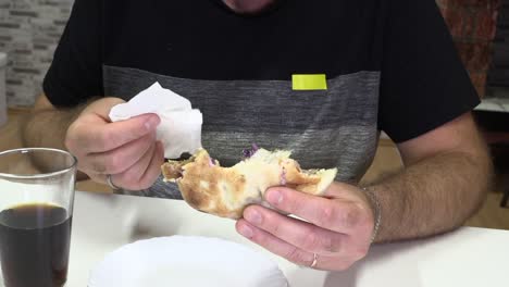 Der-Mann-isst-Döner-mit-seinen-Händen