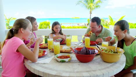 Kaukasische-Familie-Mittagessen-im-Freien-im-Beach-resort