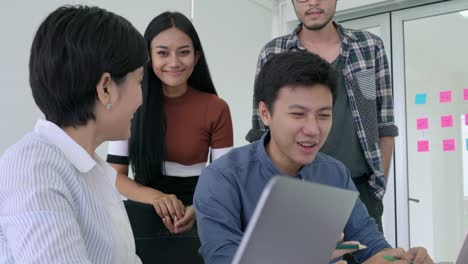 Reunión-del-equipo-de-empresarios-Unidos-por-proyecto-de-éxito.-Concepto-de-trabajo-en-equipo,-lluvia-de-ideas,-creativo-trabajar-y-compartir-la-idea.