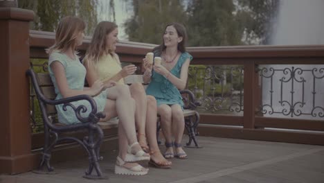 Tres-novias-hermosas-comiendo-helado-en-el-Banco