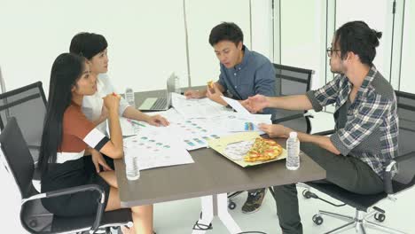 Business-people-eating-pizza-is-break-time-and-meeting-team-together-for-success-project.-Concept-of-teamwork,-relax,-creative-working-and-sharing-idea.