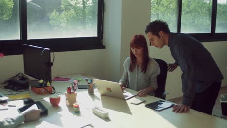 Menschen-arbeiten-im-Büro