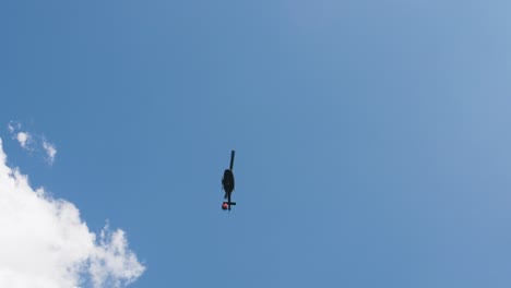 HALLSTATT,-AUSTRIA---22-de-agosto-de-2018-helicóptero-toma-agua-en-el-lago-para-combatir-el-incendio-en-las-montañas