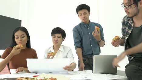 Business-people-eating-pizza-is-break-time-and-meeting-team-together-for-success-project.-Concept-of-teamwork,-relax,-creative-working-and-sharing-idea.