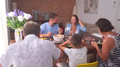 Familia-feliz-comiendo-juntos-en-casa