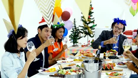 Gruppe-von-Asiaten-mit-Abendessen-an-Silvesterparty-zusammen.-Menschen-sitzen-um-ein-Tisch-und-Essen-zusammen.-Menschen-mit-Silvester-Party-Konzept.