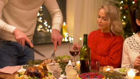 glückliche-Freunde,-die-Weihnachts-Dinner-zu-Hause