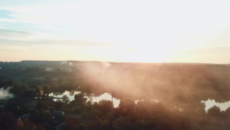 Rauch-umhüllt-einen-Fluss-durch-einen-Brand-nach-einer-Dürre-auf-dem-Hintergrund-des-Kraftwerkes-in-die-Ferne.