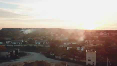 Luft-über-der-Stadt-ist-nach-dem-Brand-von-Trockenheit-auf-dem-Hintergrund-des-Sonnenuntergangs-mit-Rauch-gefüllt.