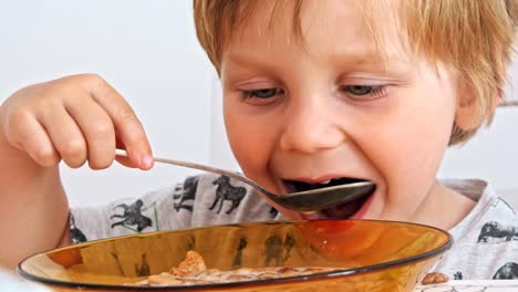 Lindo-niño-comiendo