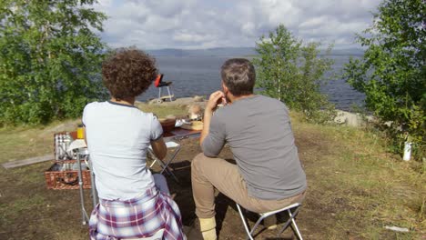 Mann-und-Frau-mit-Picknick-und-reden