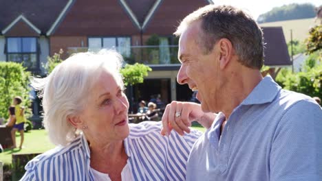 Senior-pareja-disfrutando-de-comida-de-Pub-de-verano-al-aire-libre