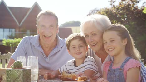 Porträt-von-Großeltern-mit-Enkeln-genießen-Outdoor-Sommer-Pub-Mittagessen