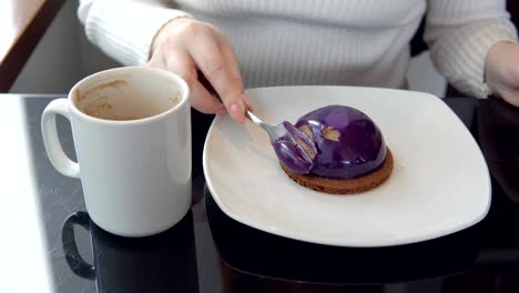 Delicioso-postre.-Una-mujer-en-una-cafetería-tomando-café-con-un-pastel.