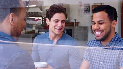 Drei-männliche-Freunde,-die-zusammen-in-einem-Café-Kaffeetrinken