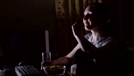 Beautiful-brunette-woman-smiling-while-sitting-at-the-computer