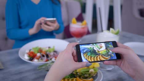 gesunde-Ernährung,-Menschen-mit-modernen-Telefon-für-Foto-von-vegetarischen-Salat-während-Brunch-für-soziale-Netzwerke