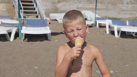 Niño-come-helado.-muchacho-untó-su-cara-con-la-comida.-Niño-come-helado-de-un-cono-de-waffle.