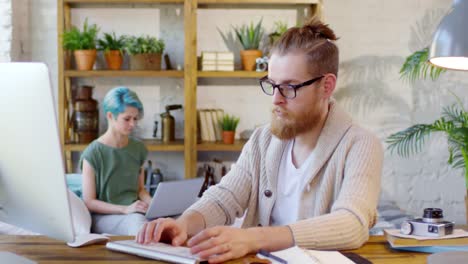 Hipster-Mann-und-Frau,-die-auf-dem-Computer-arbeiten