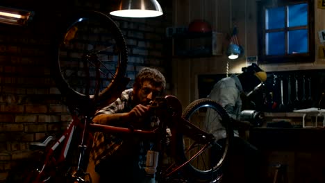 Two-mechanic-repairing-a-bicycle