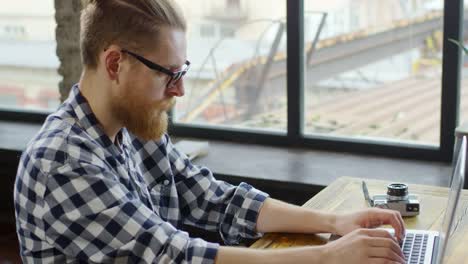 Hipster-Man-Working-on-Laptop