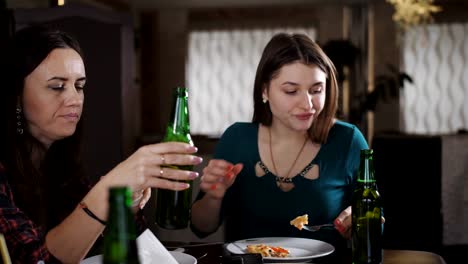 Beca-de-diversión-para-las-muchachas-en-la-pizzería.-Cerveza-y-pizza.