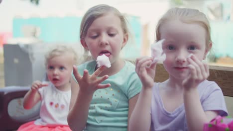 Kleine-Mädchen-Essen-Zuckerwatte-im-fair