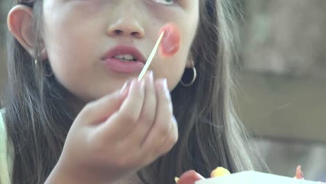 Niño-mujer-comiendo-comida-basura