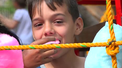 Chico-comiendo-caramelo-merienda