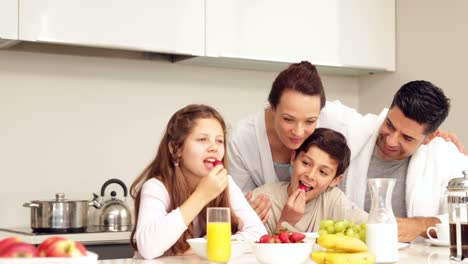 Glückliche-Familie,-die-ihr-Frühstück-zusammen