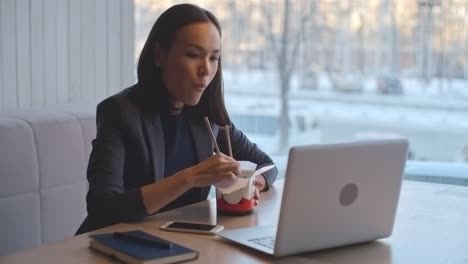 Mujer-de-negocios-a-la-hora-del-almuerzo