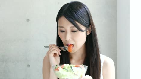 Joven-mujer-comiendo-ensalada