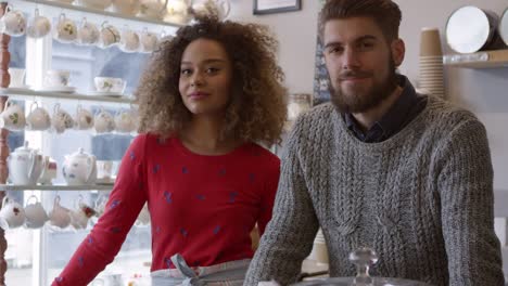 Retrato-de-joven-pareja-en-la-cafetería-disparos-el-R3D