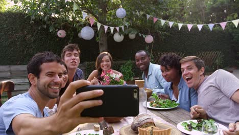 Mann-nimmt-Selfie-Tisch-am-Outdoor-Party-Shot-auf-R3D