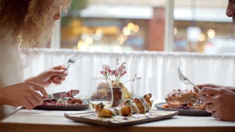 Nahaufnahme-von-Lebensmitteln-als-Paar-im-Restaurant-am-Tag-essen