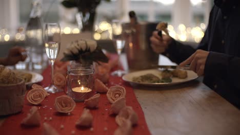 Cerca-de-la-romántica-pareja-disfrutando-comida-día-de-San-Valentín