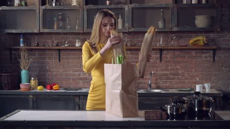 Hembra-con-comida-en-bolsa-de-papel-en-Apartamento