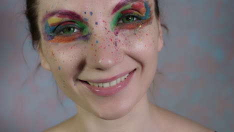 4k-schoss-einer-Frau-mit-bunten-Make-up-flattern-ihre-Augenlider