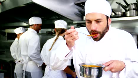 Degustación-de-comida-en-la-cocina-del-chef