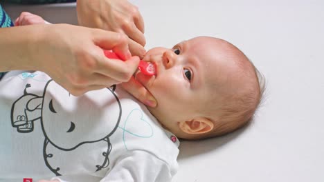 Babymädchen-ist-Einnahme-von-Medizin-von-einem-Löffel