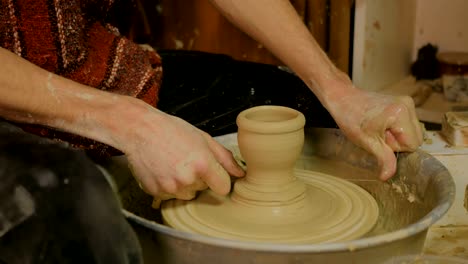 Potter-hombre-profesional-trabajando-en-taller,-estudio